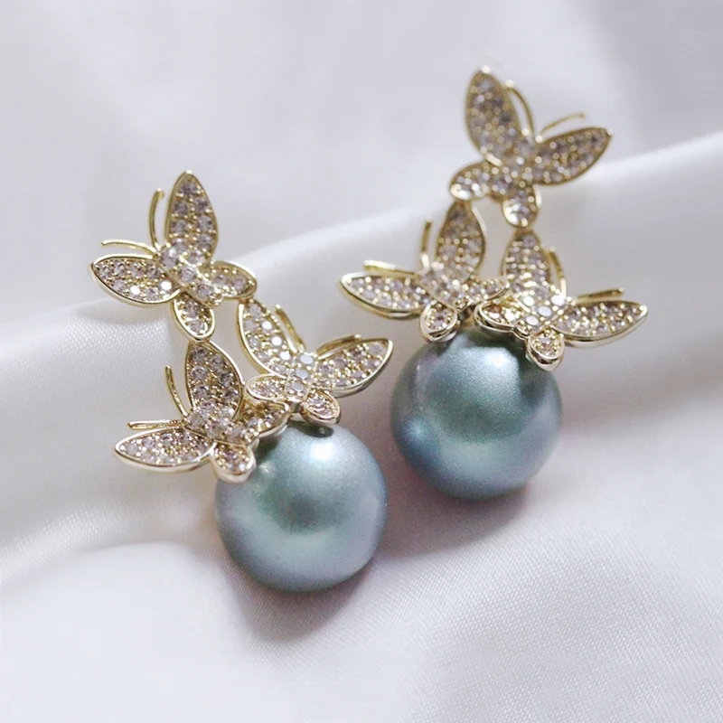 Модные изящные золотые объемные серьги-подвески с тремя бабочками зелеными или