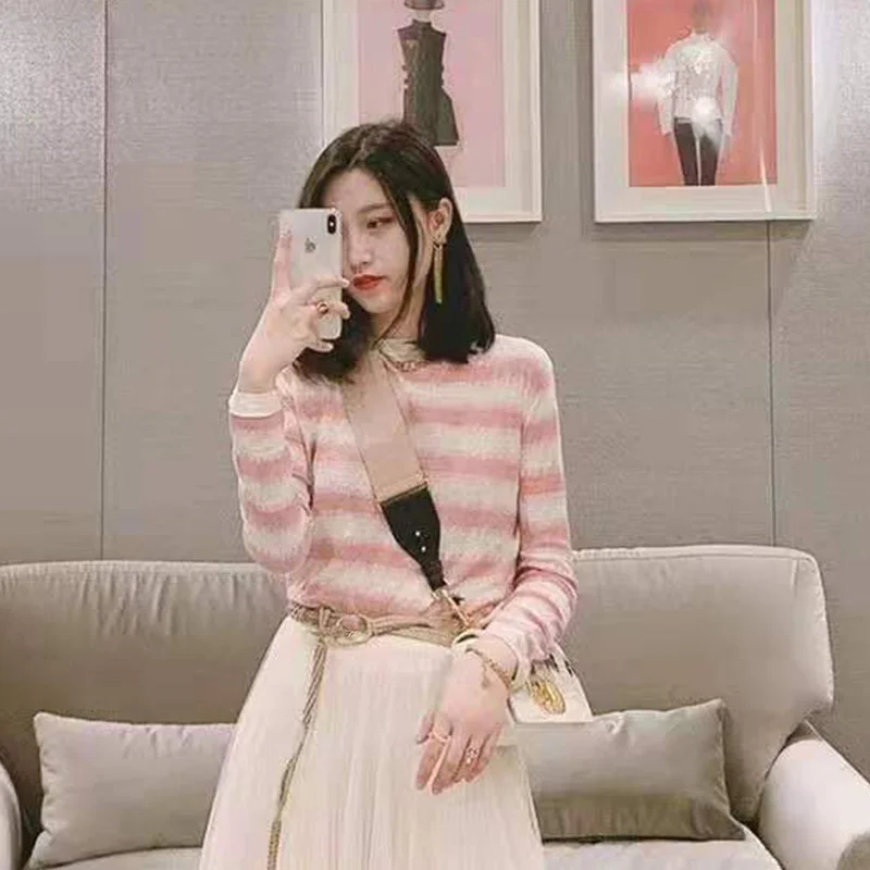 

Женская тонкая футболка в розовую полоску, свободный короткий топ с длинным рукавом, круглым вырезом и вышивкой пчелы