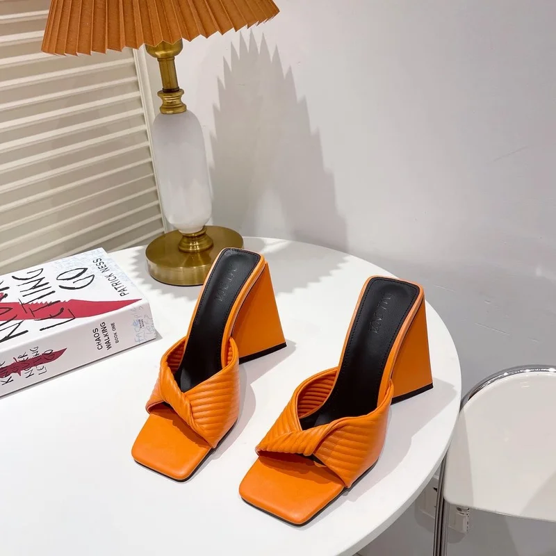 Женские летние сандалии странного стиля шлепанцы на высоком каблуке с