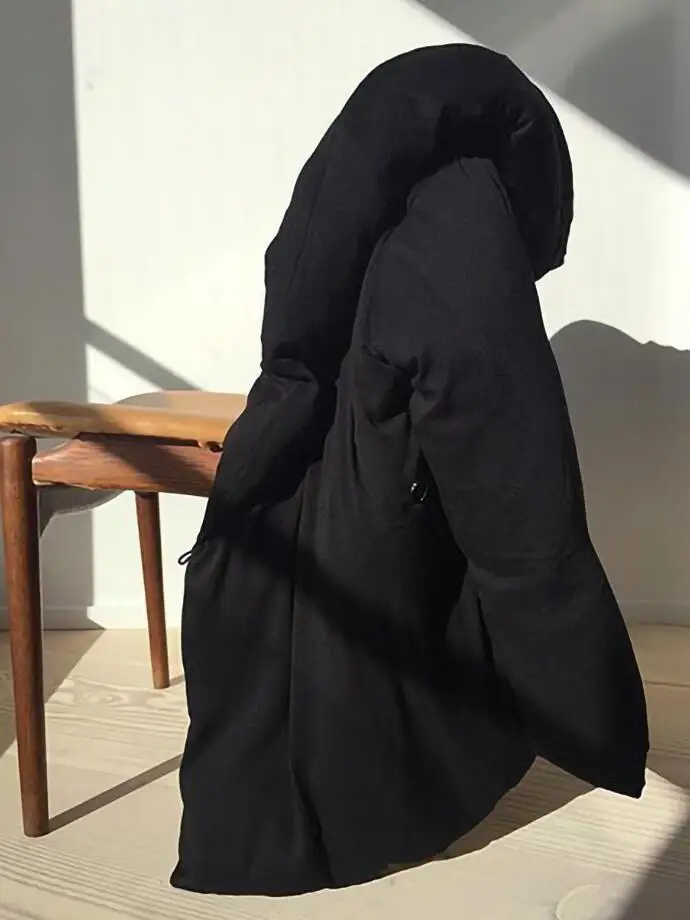 Черная короткая пуховая куртка оверсайз теплая с капюшоном и одной пуговицей