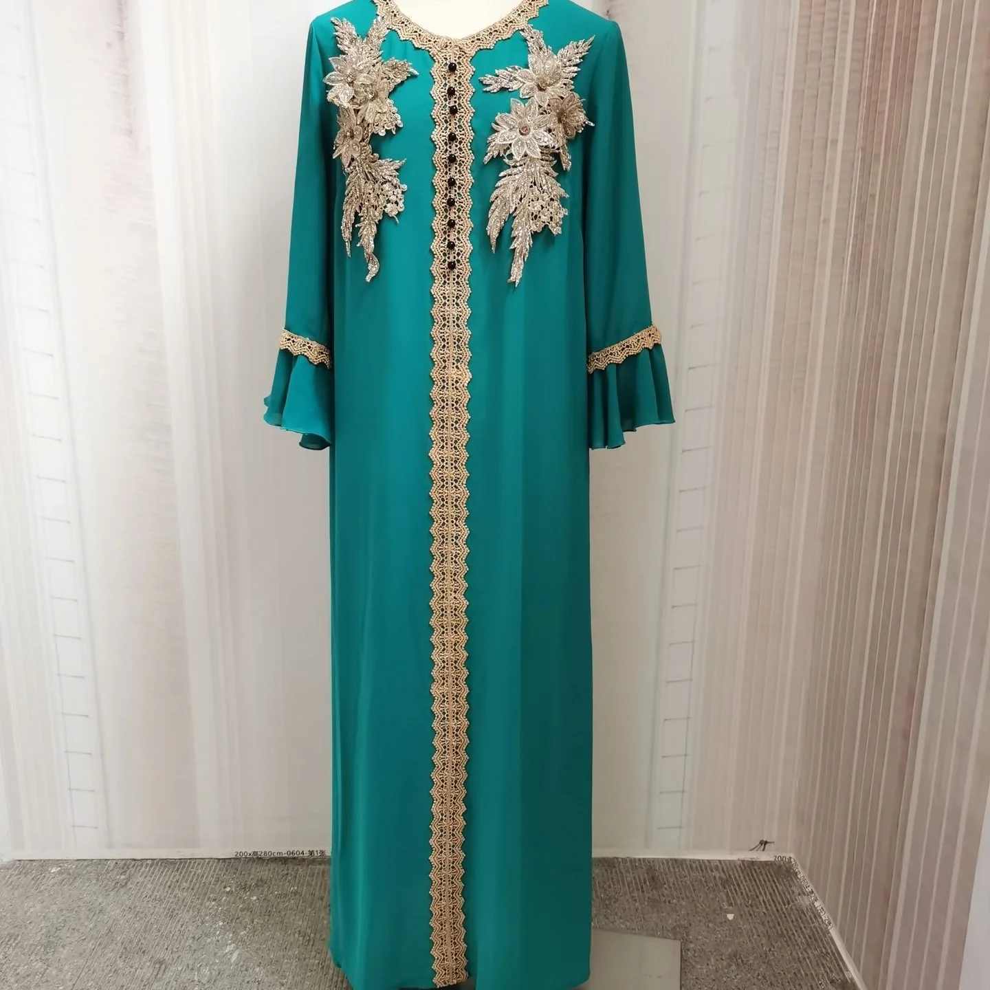 

2021 Muslim New Fashion Middle East Embroidery Retro Arab Muslim Temperament Fashion All-around Clothing Woman Abaya