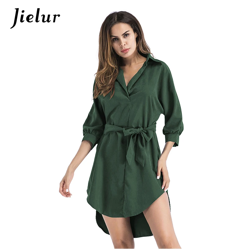 Женское однотонное мини-платье с отложным воротником рукавом до локтя и поясом |