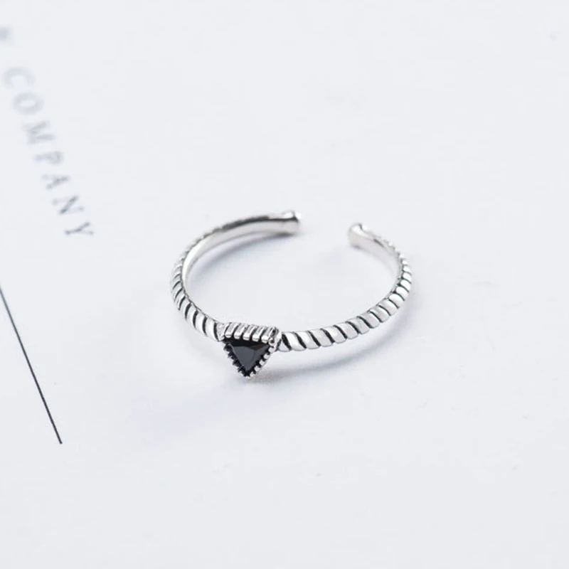 Женское кольцо из серебра 925 пробы маленькое серебряное с черным квадратным