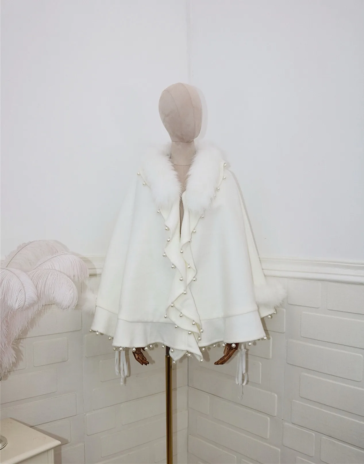 Белая куртка-плащ с воротником из искусственного лисьего меха украшенная