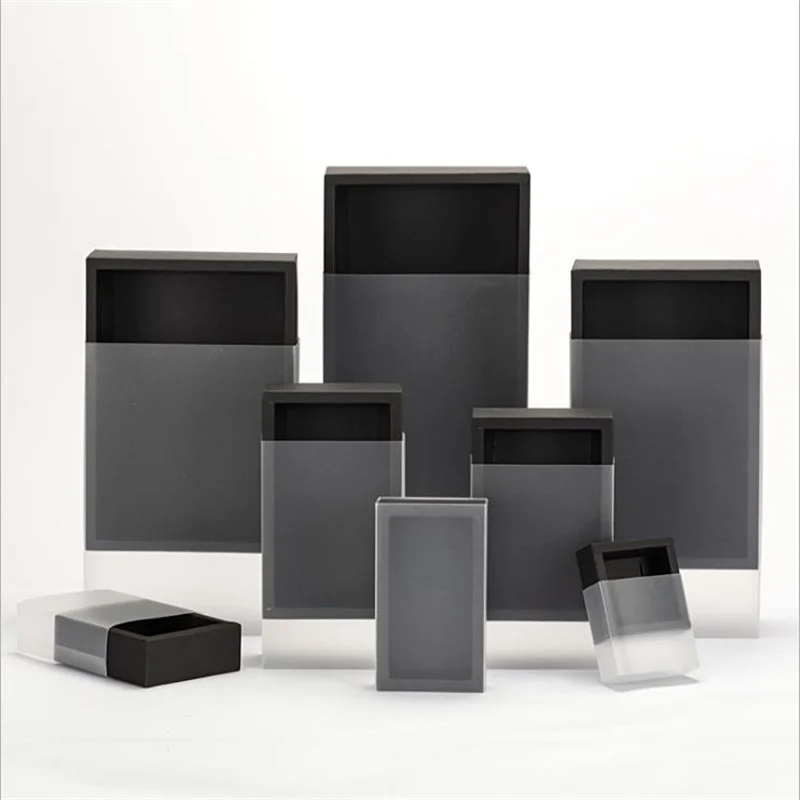 

Подарочная коробка из картона, красная