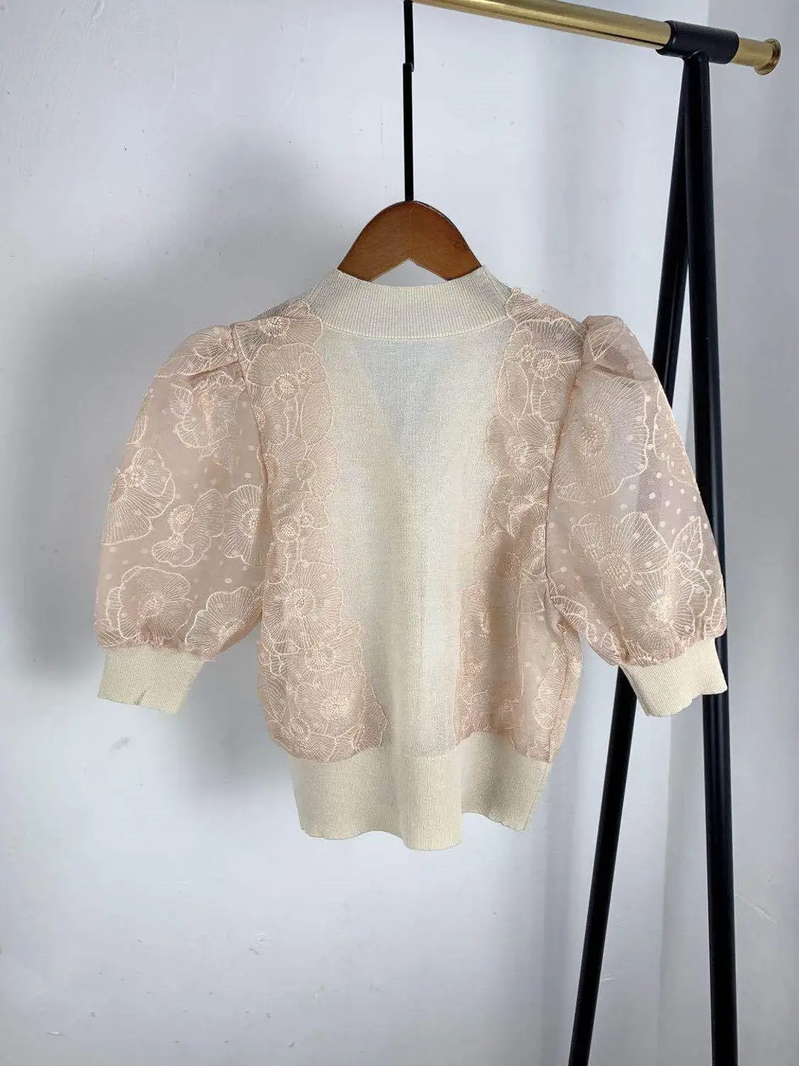 

Women Knitted Mesh Sweater Lace Patchwork V-neck Single Breasted Embroidered Short Sleeve Slim Female Knitwear Cardigan