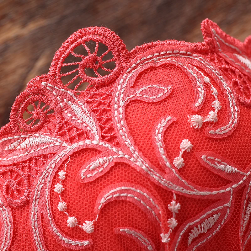 Комплект женского нижнего белья с цветочной вышивкой и чашками пуш