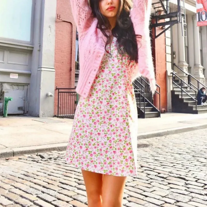 Женское приталенное платье мини розовое с цветочным принтом V образным вырезом и