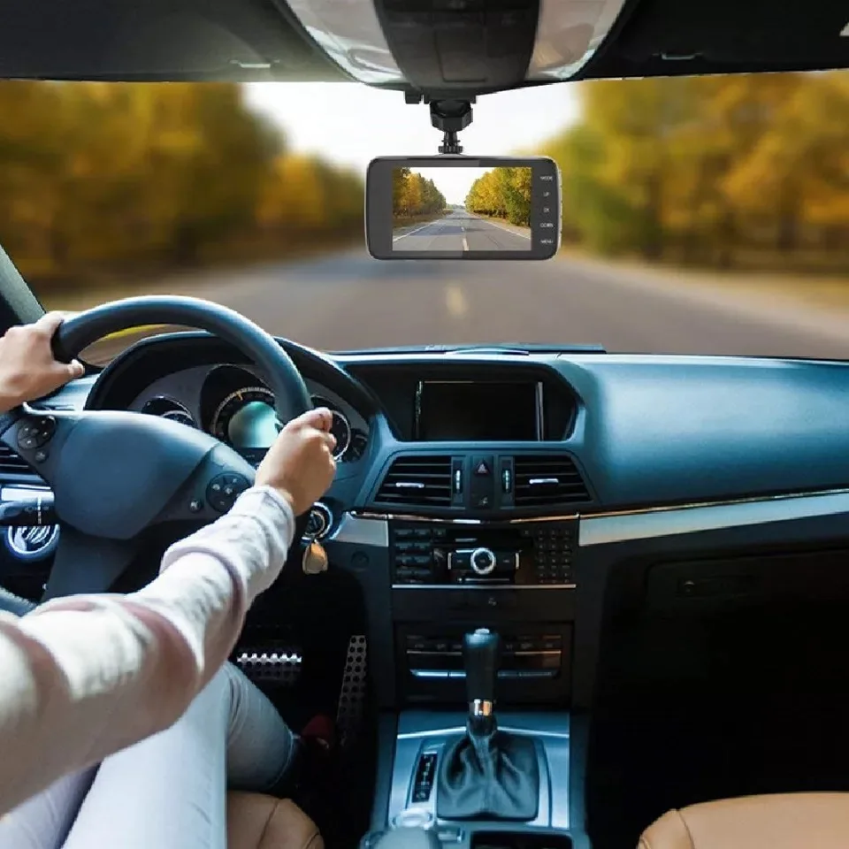 Автомобильный видеорегистратор с функцией ночного видения двойным объективом