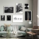 Картина на холсте с изображением молодой пары влюбленных поцелуев, черно-белые плакаты и принты, настенные картины для украшения спальни