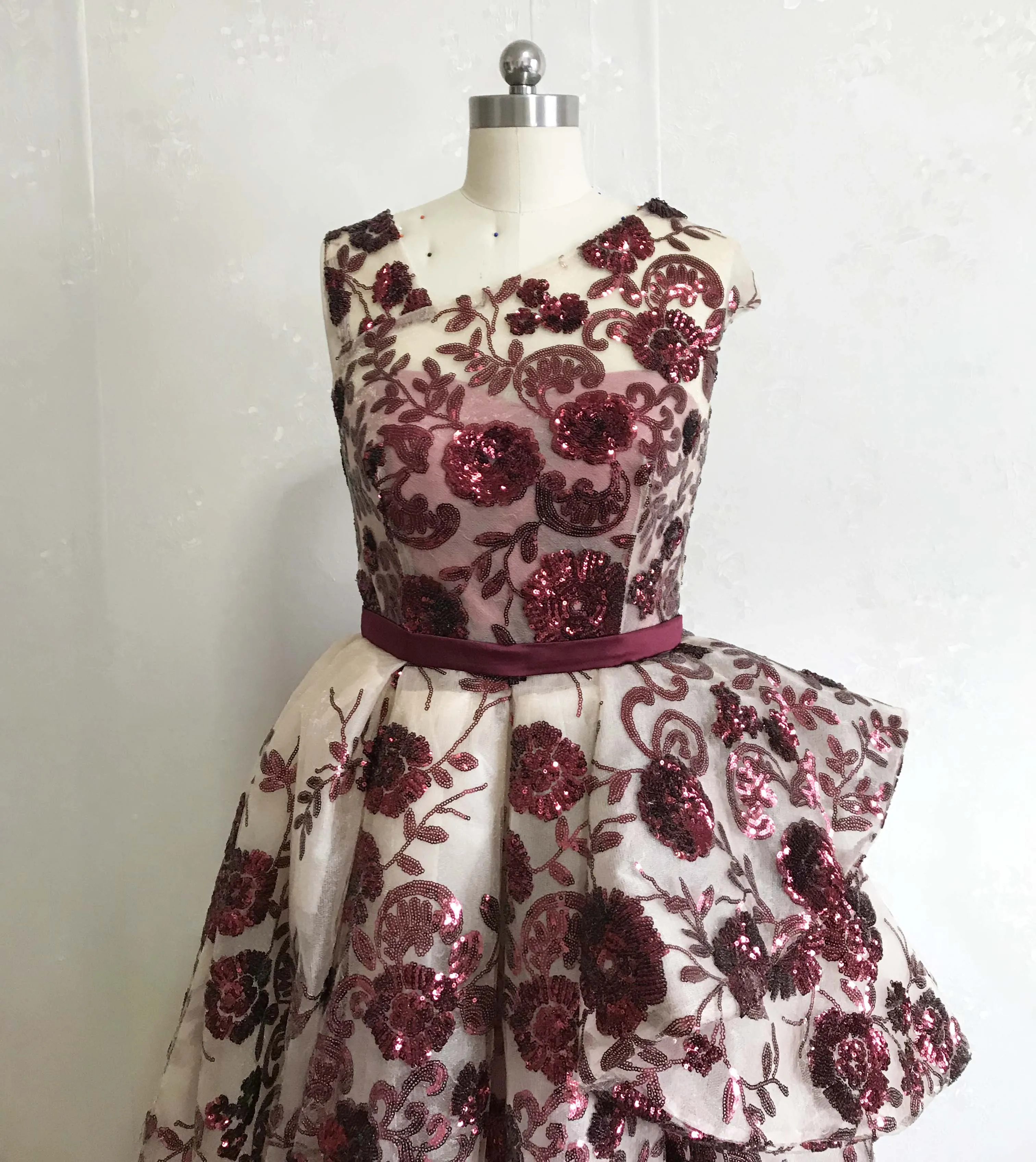 Новое поступление бордовые кружевные платья с V-образным вырезом и коротким