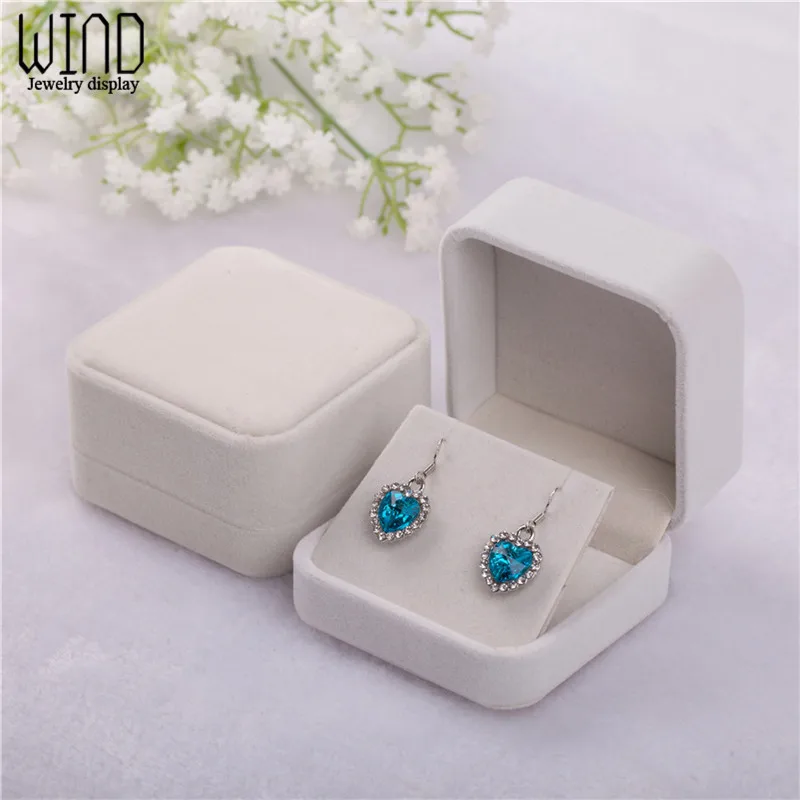 

Складной бархатный футляр для хранения украшений Lesaiyarr