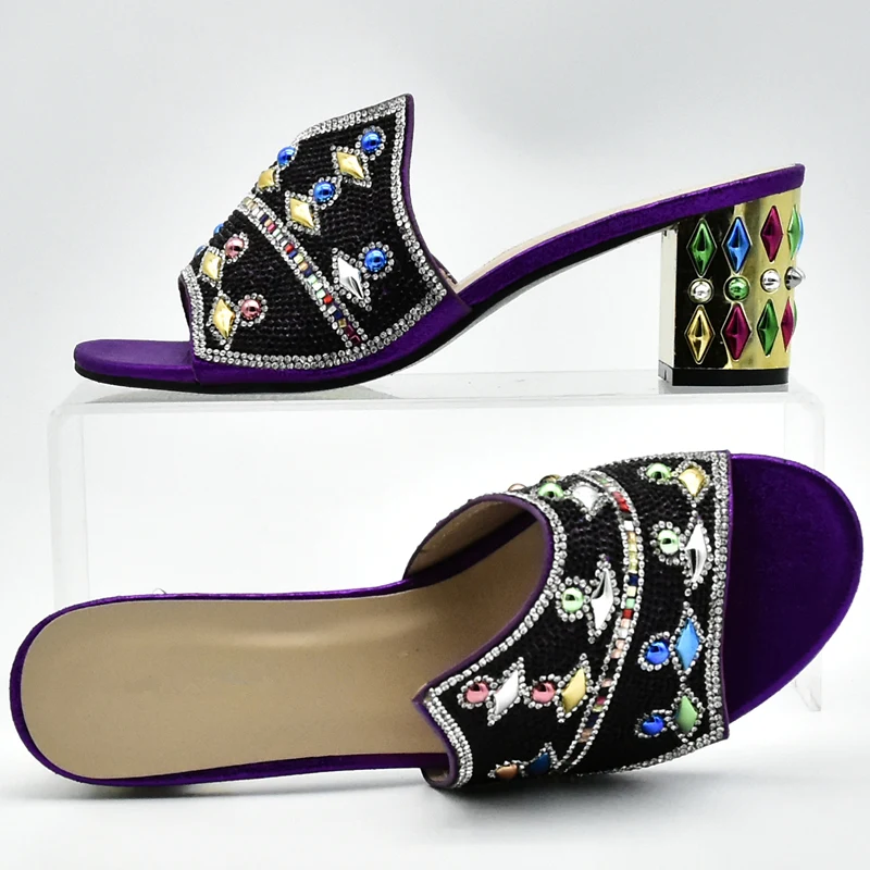 Новейший комплект из туфель и сумочки фиолетового цвета в африканском стиле