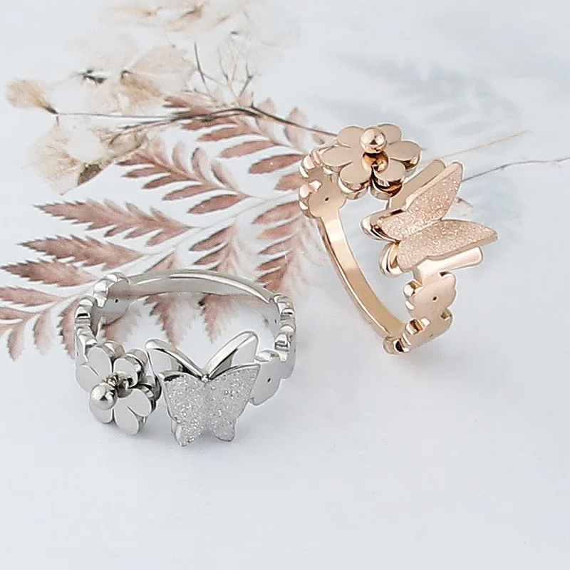 Кольцо женское из нержавеющей стали с цветком и матовой бабочкой | Украшения