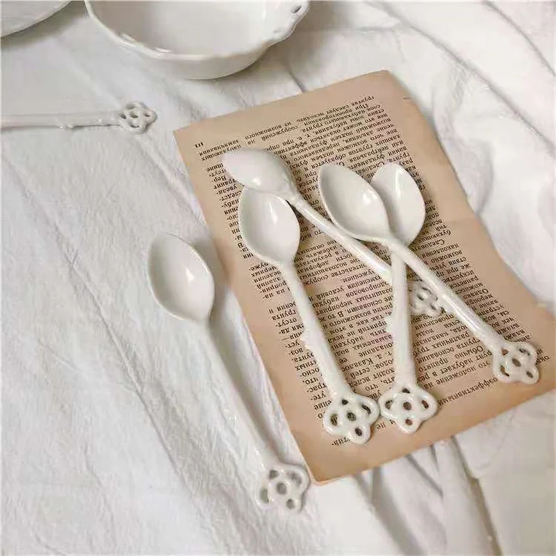 

Retro Ceramics Soup Dessert Spoon Tableware Kitchen Homehold White Petal Hollow Simplicity Silver Table Western Style Cute