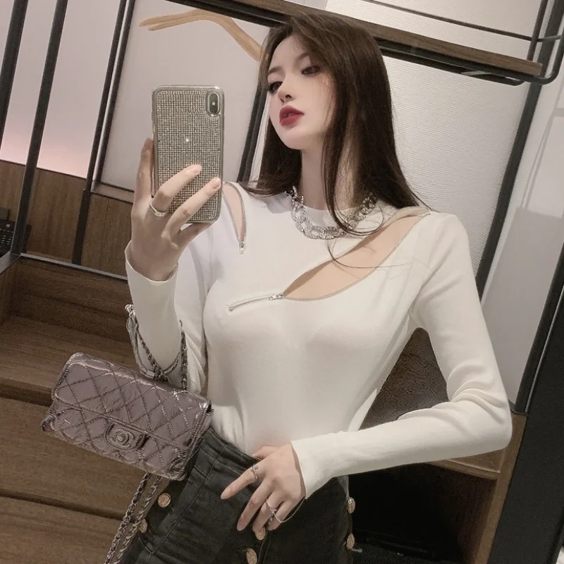 

Женский ажурный свитер на молнии с открытыми плечами