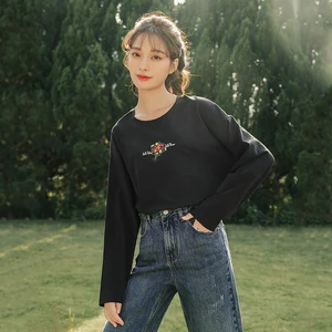 INMAN 2021 Весна Новое поступление Женская свободная повседневная футболка с длинным рукавом и открытыми плечами Женская вышитая надпись