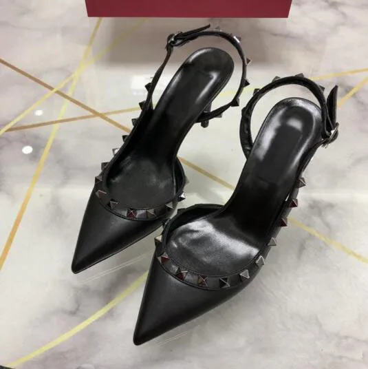 Дизайнерские босоножки из натуральной кожи с острым носком и заклепками на