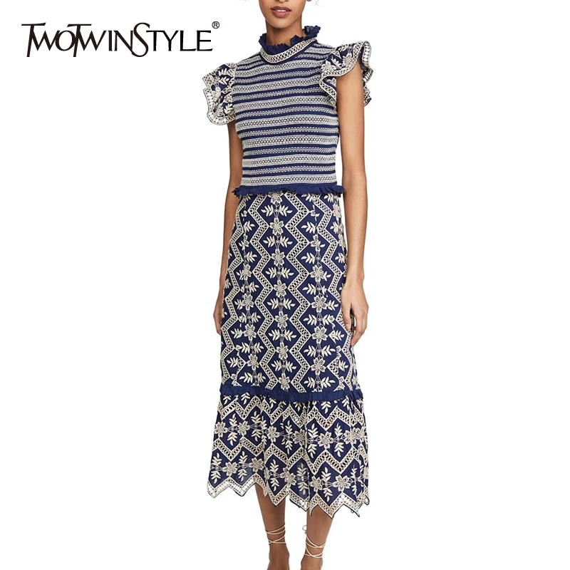 Женское кружевное платье TWOTWINSTYLE белое Повседневное составного кроя без рукавов