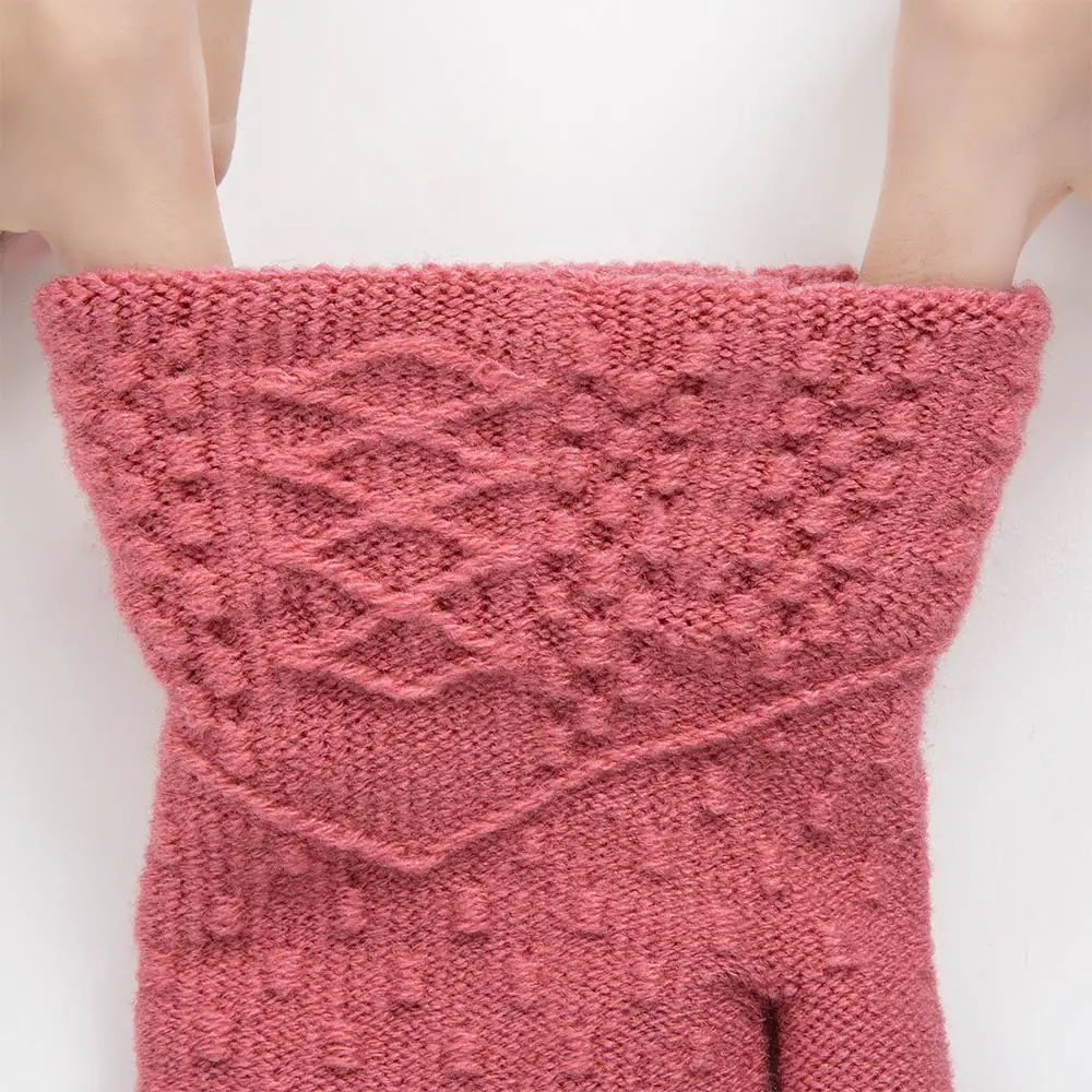 Модные зимние женские перчатки мягкие теплые вязаные однотонные с пальцами для