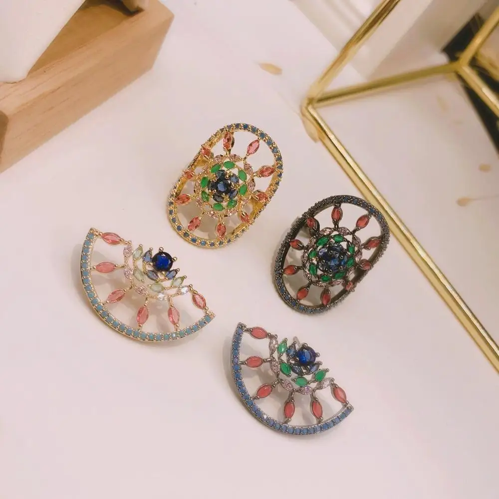 Комплект женских ювелирных изделий из серег и кольца с фианитом | Украшения