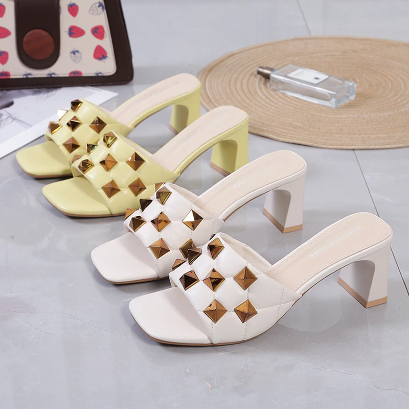 

High-Heeled Shoes Lady Slippers Casual Rivet Rubber Flip Flops Summer Clogs Woman Slides Square heel Pantofle Luxury Hawaiian Be