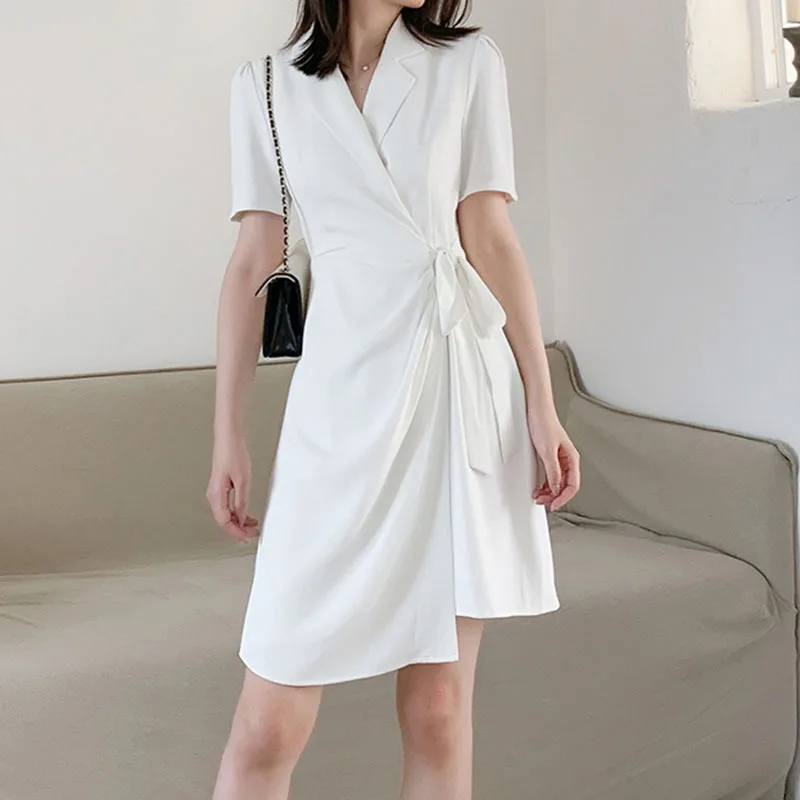 

[EAM] Women Irregular White Bandage Elegant Midi Dress New Notched Short Sleeve Loose Fit Fashion Tide Summer 2021 1DD7614