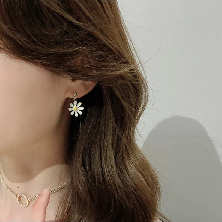 

New Metal Daisy Earrings Trend Forest Series Earrings Fresh and Cute Flower Earrings Fashion Exquisite Earrings