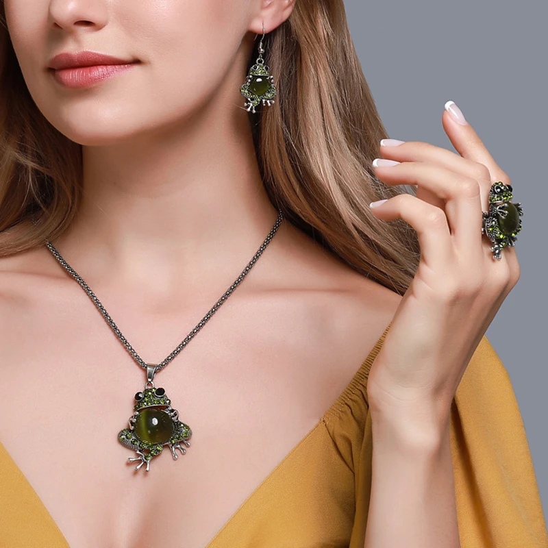 Винтажный комплект ювелирных изделий серьги-подвески в виде лягушки с опаловым