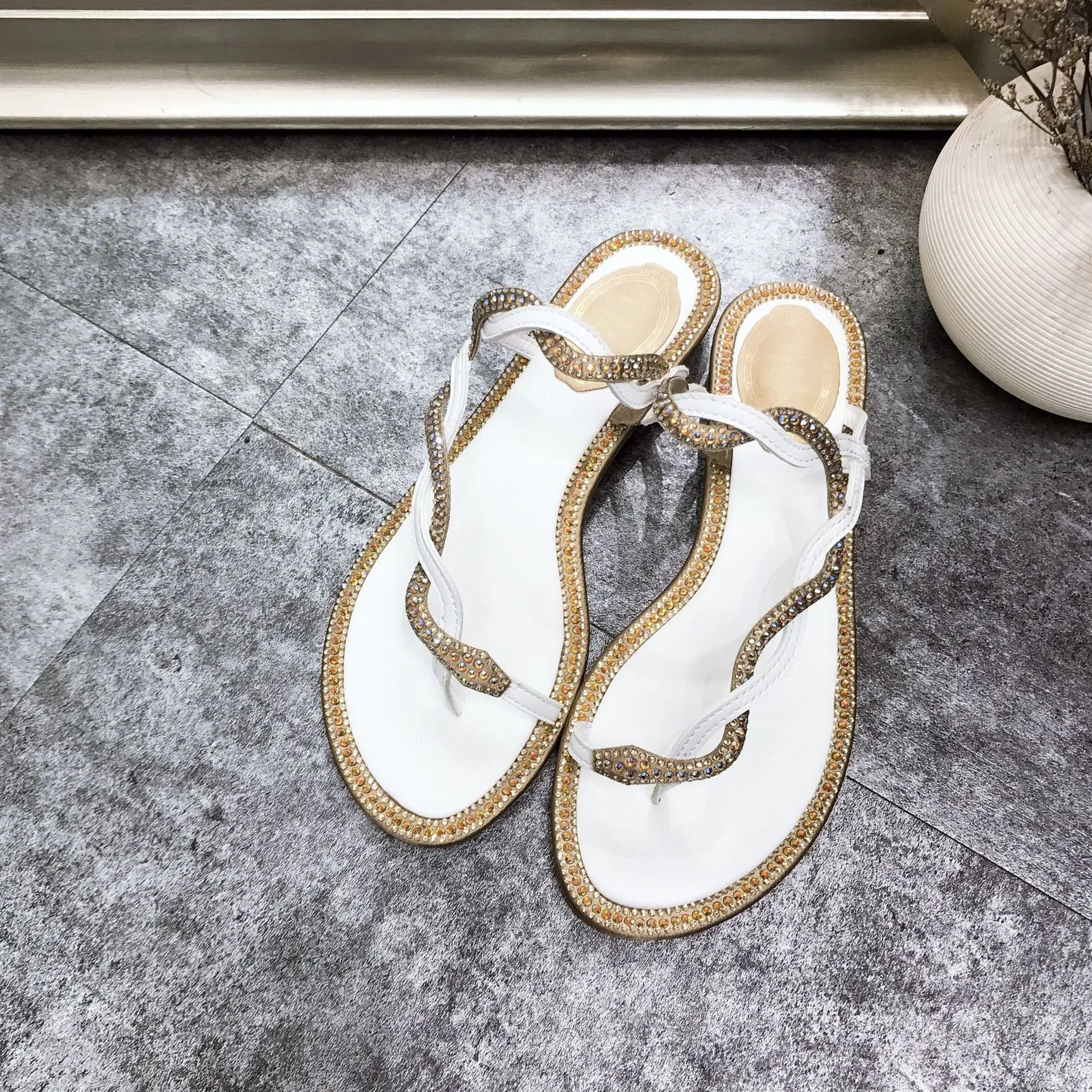 Женские шлепанцы со змеиным принтом модельные сандалии с круглым носком пляжные