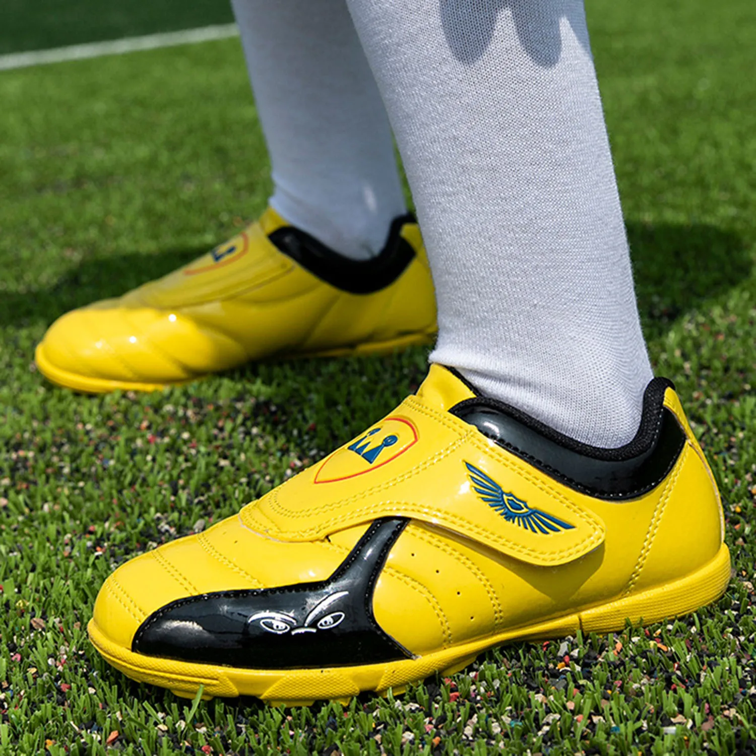 ZHENZU Size 28-39 Children TF Soccer Shoes Football Boots Kids Boys Trainers Sneakers Cleats Training tennis shoes Lace-free