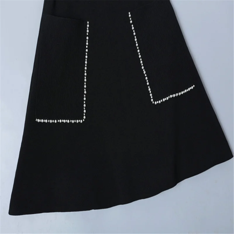 Женская мини-юбка с высокой талией украшенная стразами и бисером карманами