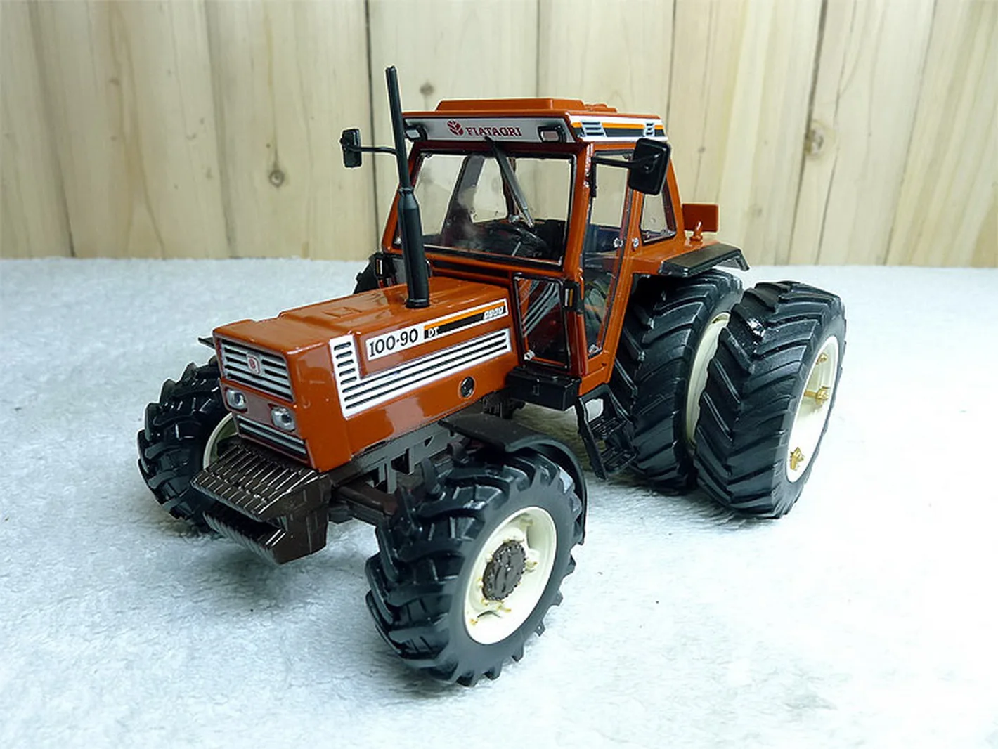 Автомобильный трактор с двумя задними колесами модель REP024 1/32 Fiat 100-90 |