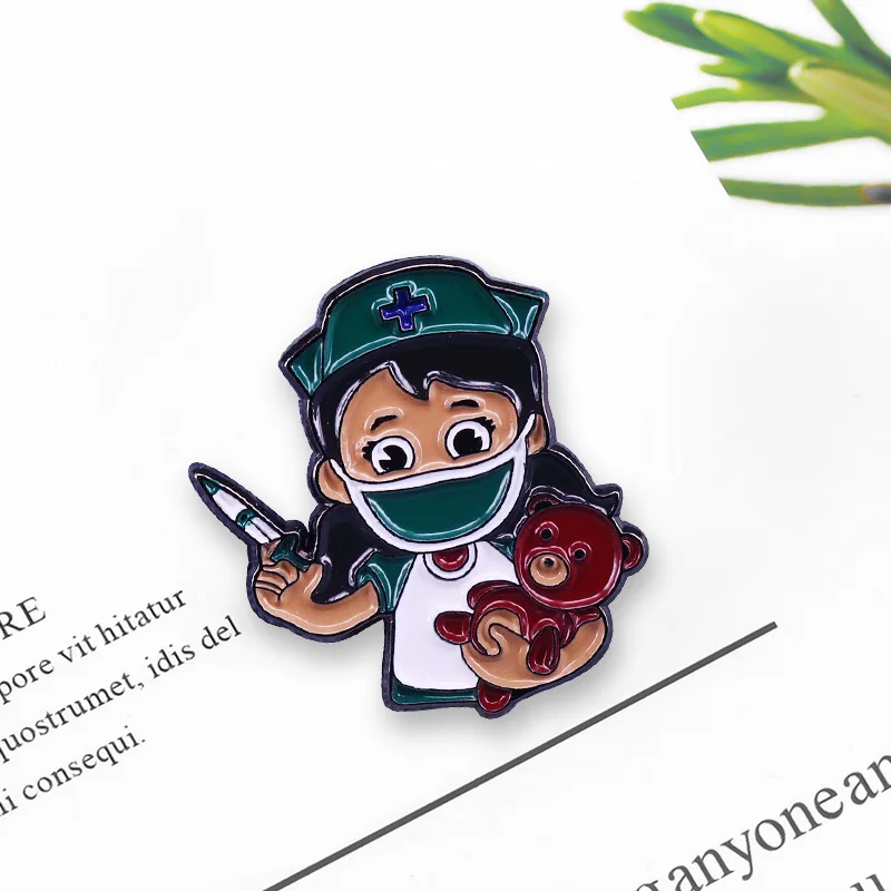 Маленькая медсестра дает инъекцию медвежонка эмалированная булавка дети доктор