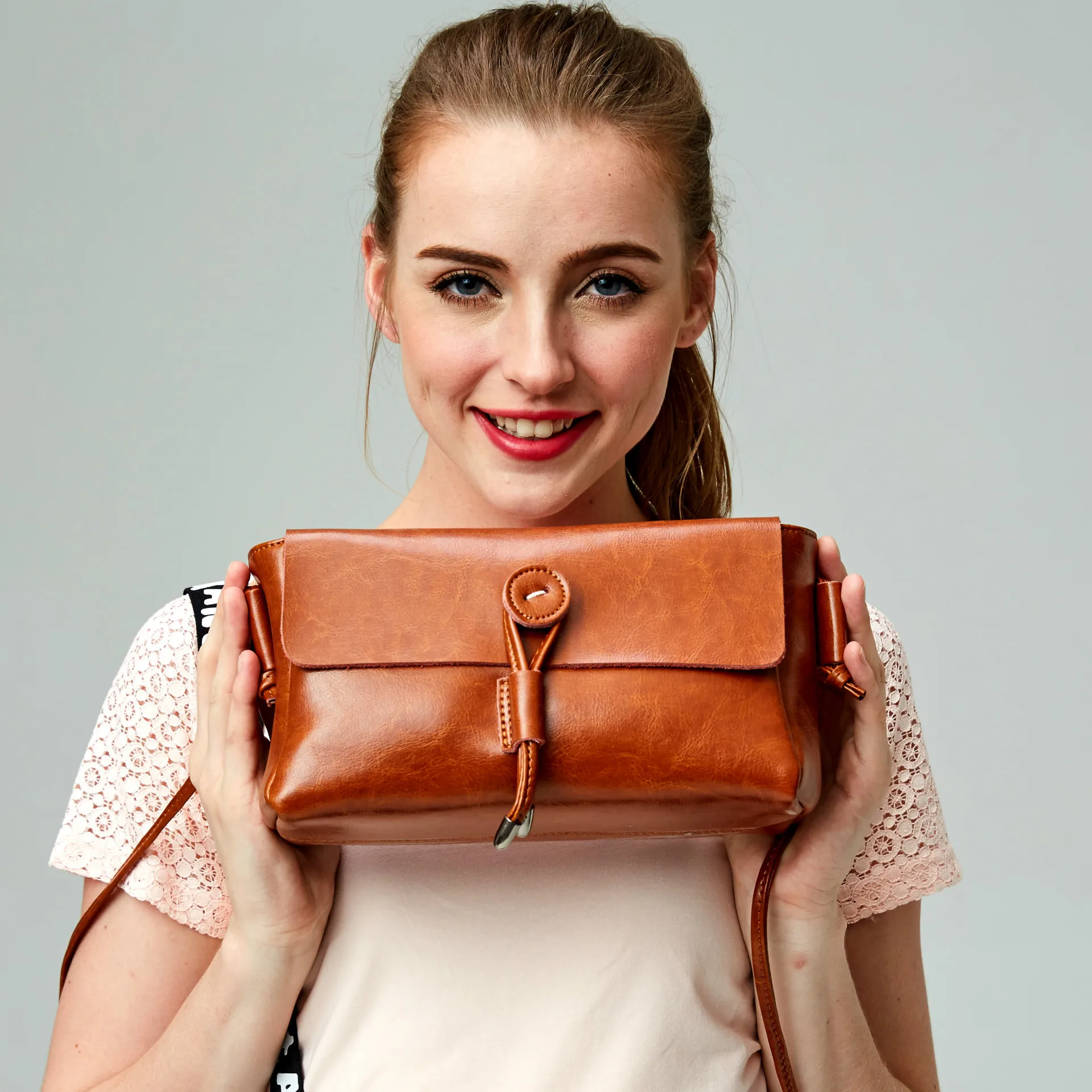 Vintage leather handbags 2021 new simple and fashionable one-shoulder messenger bag luxury leather small square bag