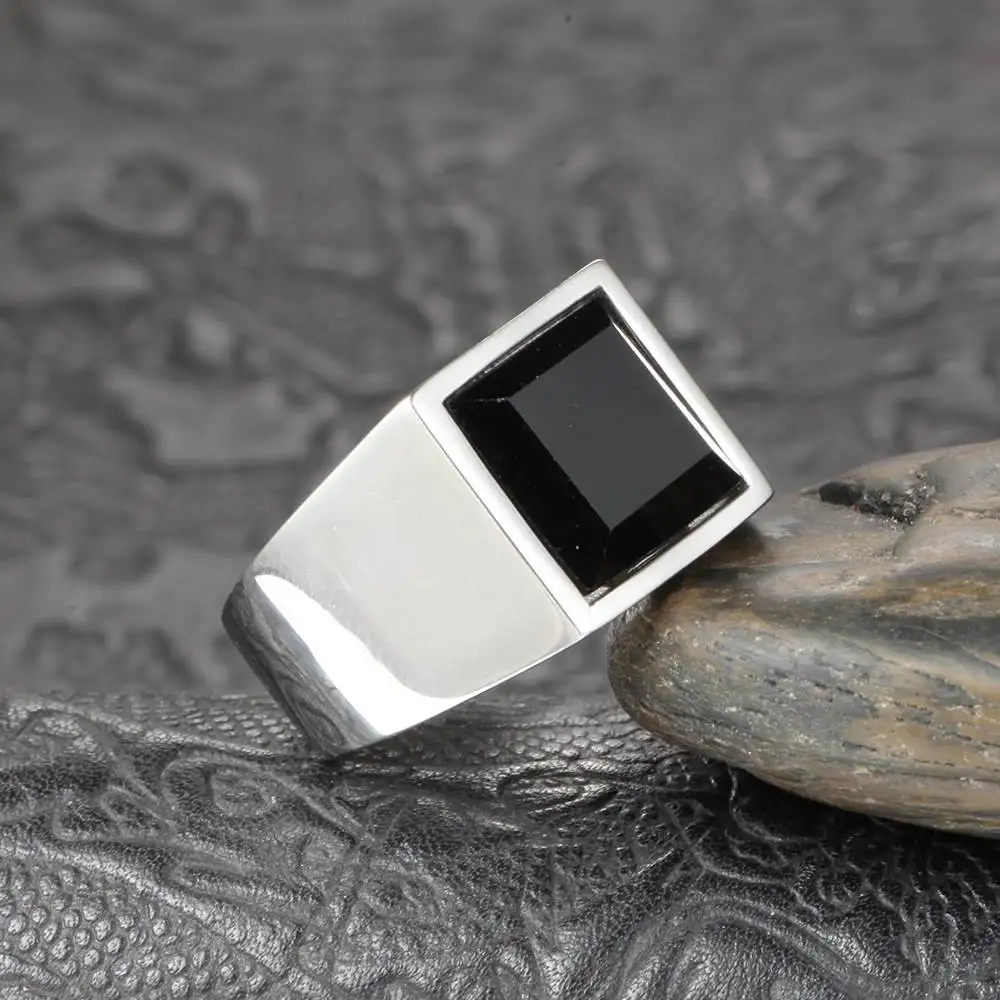 Мужское байкерское кольцо с черным камнем квадратное из нержавеющей стали