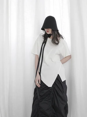 Женская футболка Yamamoto Однотонная с коротким рукавом необычного дизайна модель