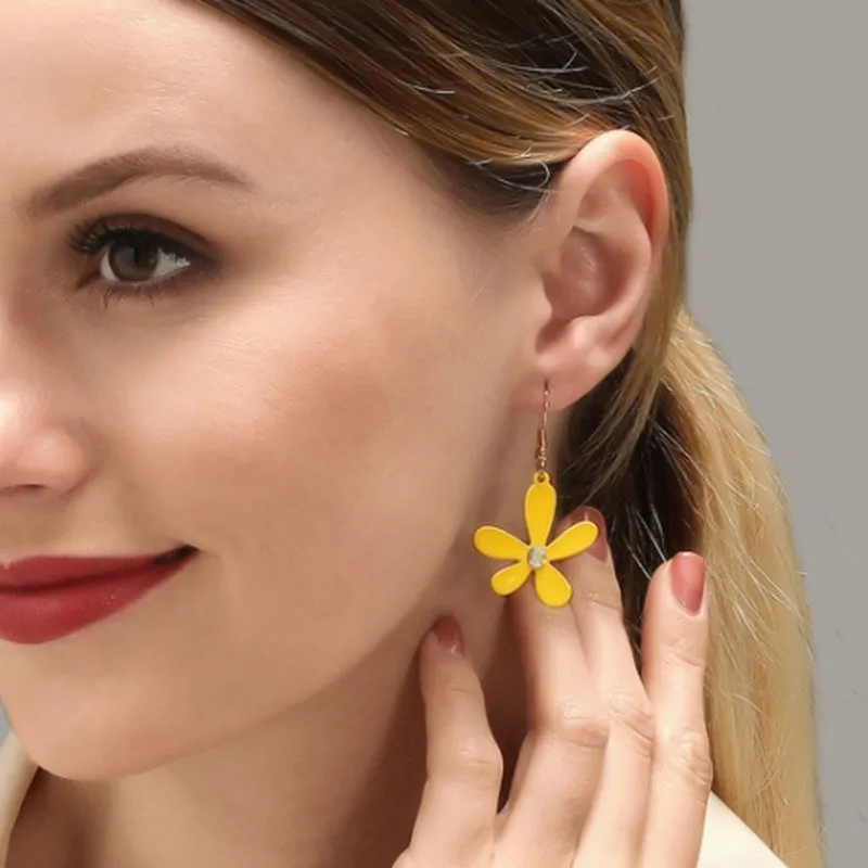 

New Simple Daisy Flower Hollow Earrings Sweet And Cute Super Flash Asymmetrical Earrings Jewelry Gift