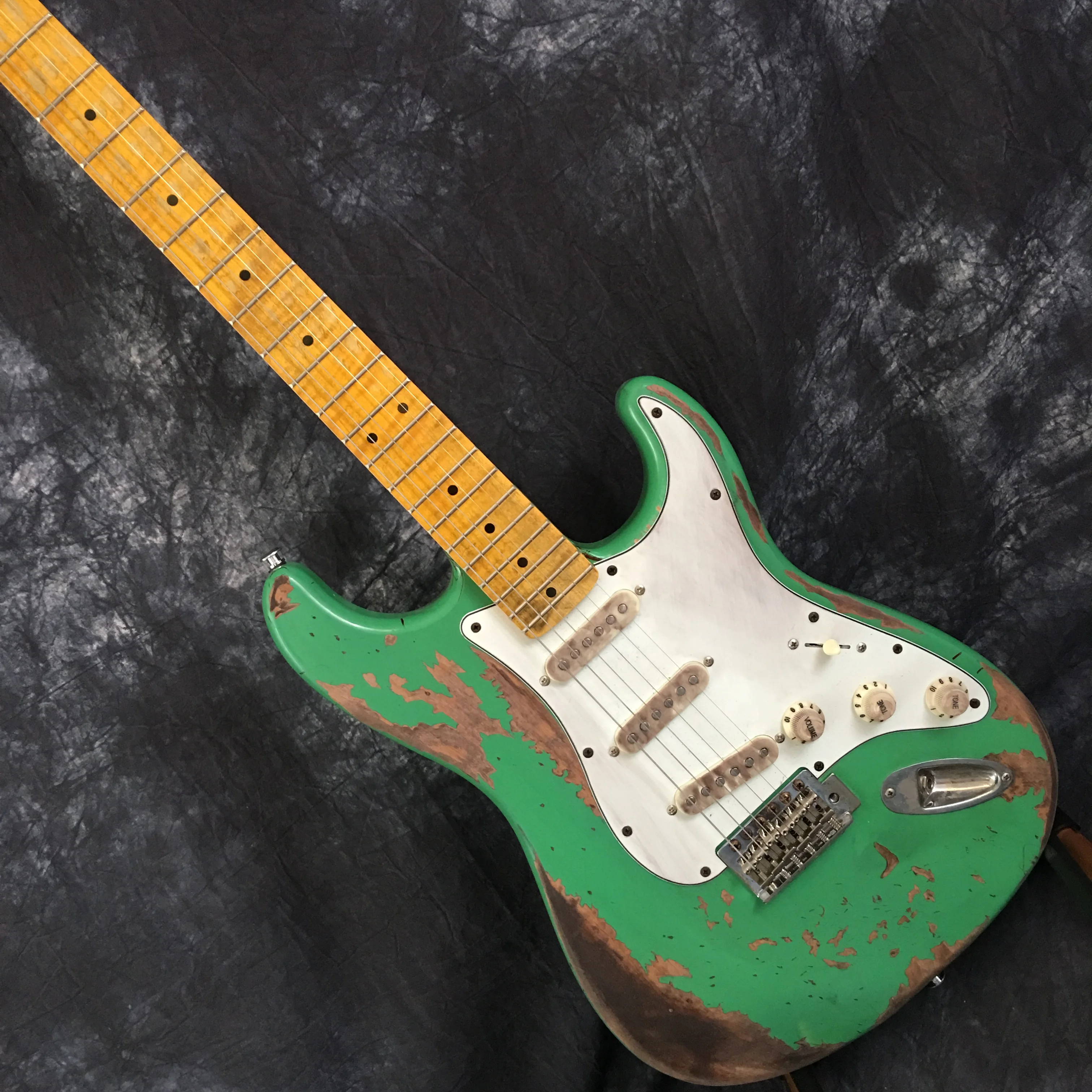 Темный магазин высококачественных классических зеленых кленовых гитар ручная