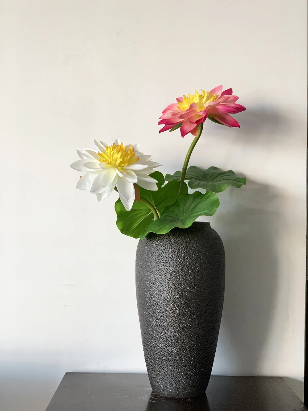 

Artificial lotus flower branch green leaves home shop desktop decorative plastic flowers