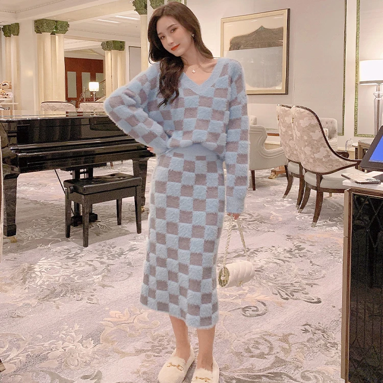 Женский трикотажный комплект из 2 предметов свободный свитер в клетку и юбка миди