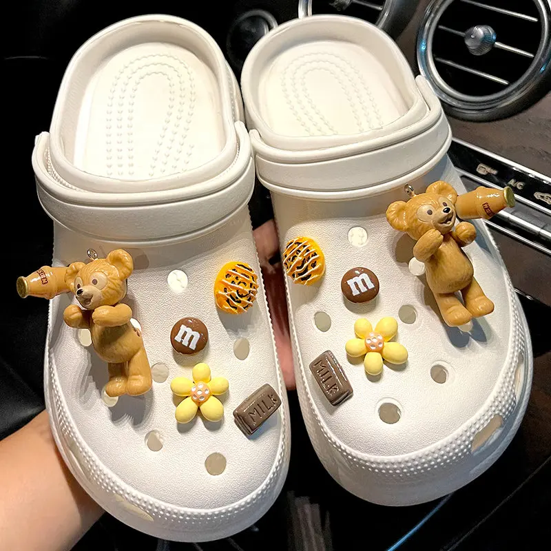 

Cartoon Coffee Bear Croc Charms PVC Decoration Party Slipper Wristbands Cute Diy Fit Croc Toy Accessories Gifts Shoe Buckle