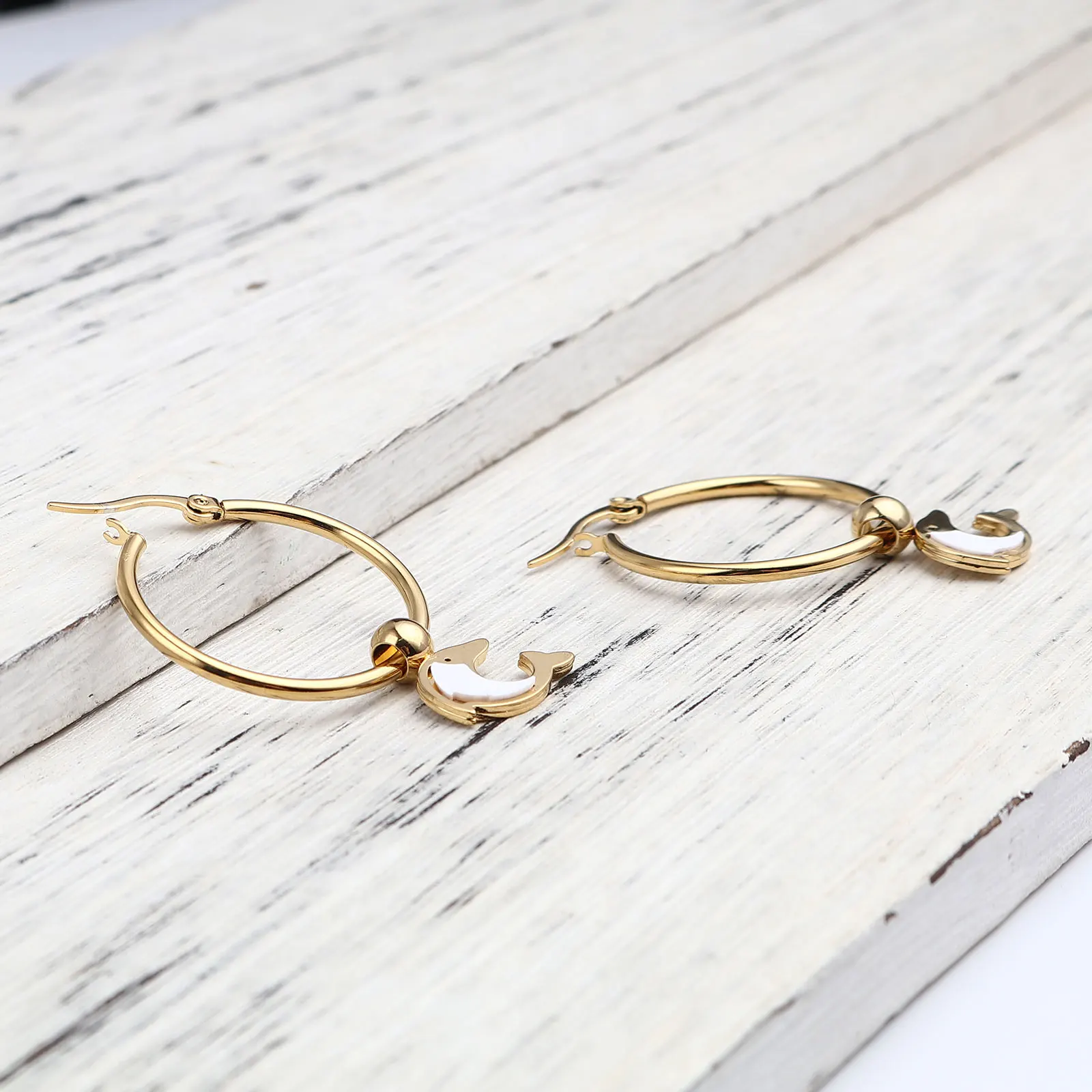 Серьги-кольца из нержавеющей стали и акрила золотистые черные флаконы для духов