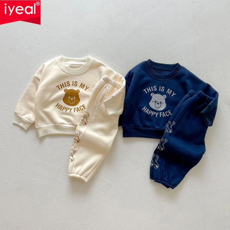 

Новинка, весенний комплект детской одежды IYEAL, повседневный костюм для девочек, толстовка с мультяшным медведем и штаны, комплект из 2 предме...