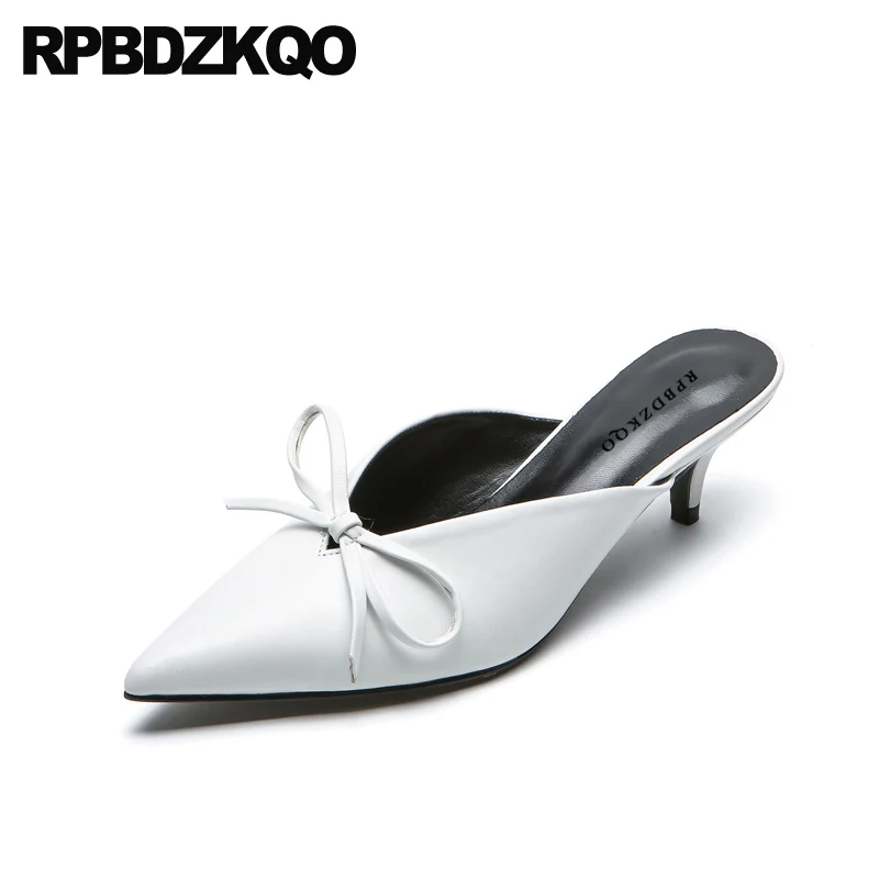 Женские туфли лодочки с металлическим бантом и острым носком мюли серебристые