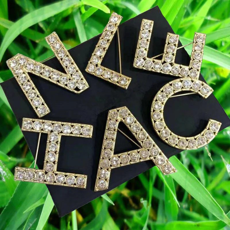 Популярная буква из цинкового сплава брошь для мужского костюма женщин модная
