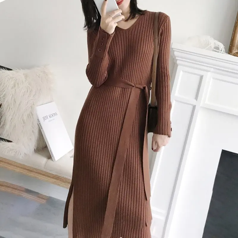 Теплое вязаное платье свитер в корейском ретро стиле с v образным вырезом черное