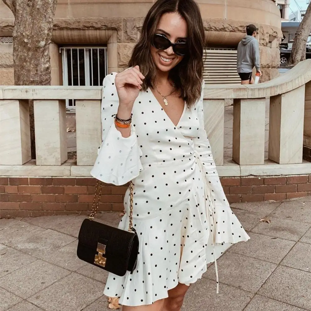 Женское мини-платье с глубоким v-образным вырезом принтом в виде пятен оборками и