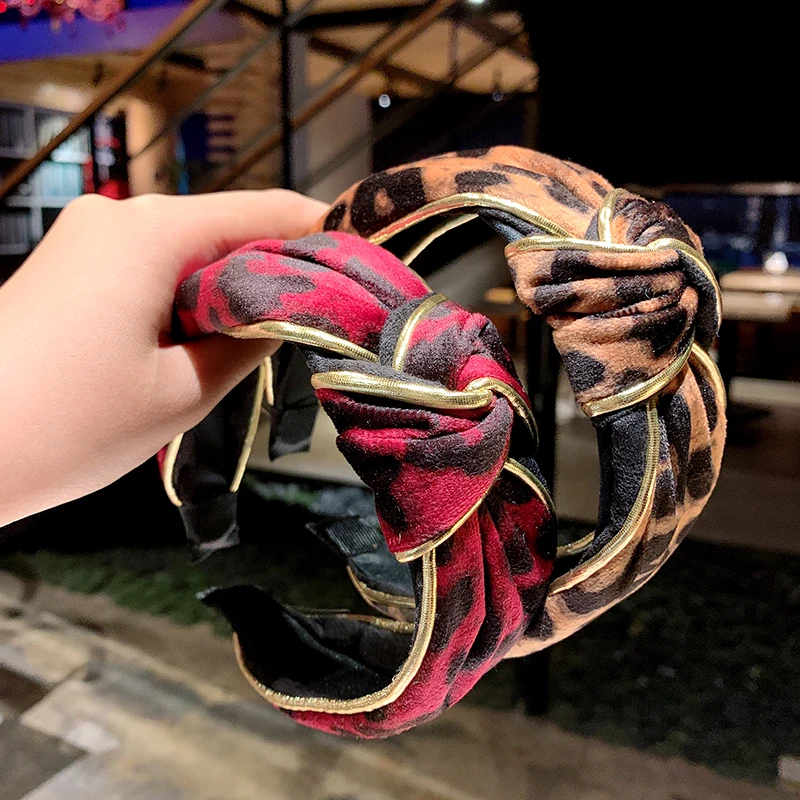 Женская элегантная леопардовая повязка на голову с золотыми линиями и узлом