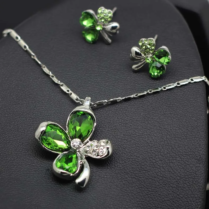 Женский ювелирный комплект из колье и серёжек с эмалью